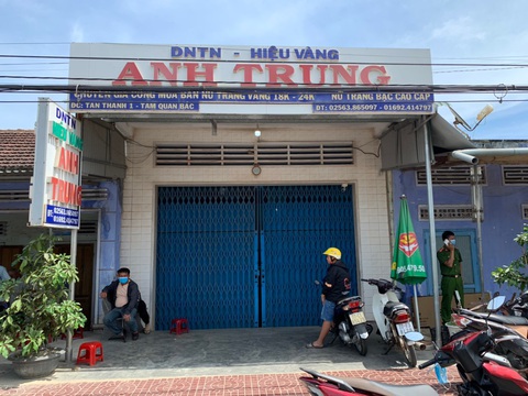 Vụ mang xà beng đột nhập tiệm vàng lấy sạch 300 lượng: bắt nghi phạm ở trọ cùng phường - Ảnh 4. Vụ mang xà beng đột nhập tiệm vàng lấy sạch 300 lượng: bắt nghi phạm ở trọ cùng phường - Ảnh 4.