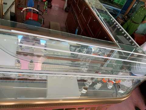 Thanh niên mang xà beng đột nhập tiệm vàng lấy sạch 300 lượng vàng 18K - Ảnh 2. Thanh niên mang xà beng đột nhập tiệm vàng lấy sạch 300 lượng vàng 18K - Ảnh 2.