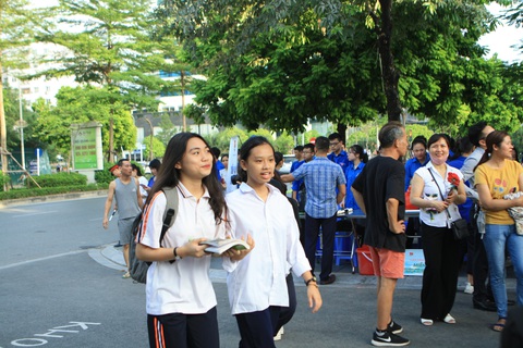 Hà Nội cho học sinh nghỉ hè sớm, điều chỉnh lịch thi tuyển sinh lớp 10 - Ảnh 1. Hà Nội cho học sinh nghỉ hè sớm, điều chỉnh lịch thi tuyển sinh lớp 10 - Ảnh 1.