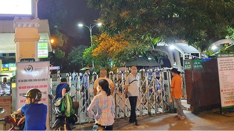 Nam bệnh nhân rơi từ tầng 5 Bệnh viện Việt Đức xuống đất tử vong - Ảnh 1. Nam bệnh nhân rơi từ tầng 5 Bệnh viện Việt Đức xuống đất tử vong - Ảnh 1.