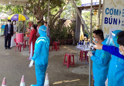 Đám hỏi đặc biệt diễn ra ngay tại chốt kiểm dịch ở Quảng Nam - Ảnh 1. Đám hỏi đặc biệt diễn ra ngay tại chốt kiểm dịch ở Quảng Nam - Ảnh 1.