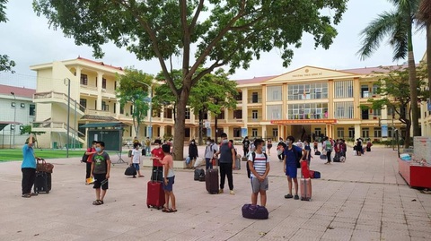 1 học sinh mắc COVID-19, 57 thầy trò mang hành lý đi cách ly tập trung - Ảnh 1. 1 học sinh mắc COVID-19, 57 thầy trò mang hành lý đi cách ly tập trung - Ảnh 1.