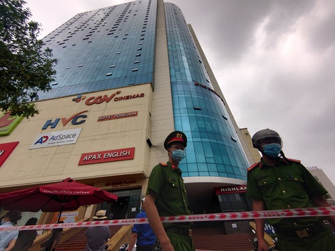Bác sĩ dương tính, sau khi cả nhà bay cùng chuyến với vợ chồng giám đốc mắc COVID-19 - Ảnh 1. Bác sĩ dương tính, sau khi cả nhà bay cùng chuyến với vợ chồng giám đốc mắc COVID-19 - Ảnh 1.
