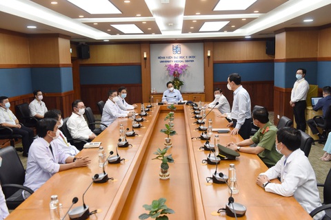 Thủ tướng kiểm tra phòng chống dịch ở 2 bệnh viện: ĐH Y dược, Chợ Rẫy - Ảnh 1. Thủ tướng kiểm tra phòng chống dịch ở 2 bệnh viện: ĐH Y dược, Chợ Rẫy - Ảnh 1.