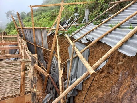 3 người bị thương, nhiều trường học bị tốc mái do dông lốc - Ảnh 5. 3 người bị thương, nhiều trường học bị tốc mái do dông lốc - Ảnh 5.