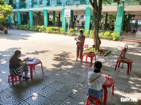 Học sinh tiểu học làm bài kiểm tra cuối năm tại nhà: Phụ huynh như ‘giám thị’ - Ảnh 4. Học sinh tiểu học làm bài kiểm tra cuối năm tại nhà: Phụ huynh như ‘giám thị’ - Ảnh 4.