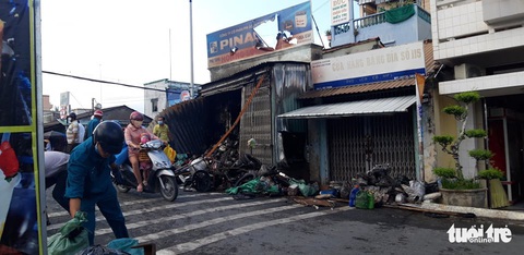 Cháy cửa hàng phụ tùng xe máy vào sáng sớm - Ảnh 2. Cháy cửa hàng phụ tùng xe máy vào sáng sớm - Ảnh 2.