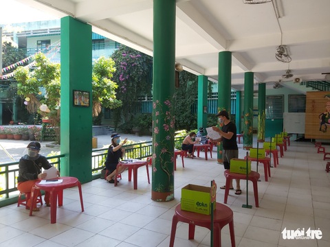 Học sinh tiểu học làm bài kiểm tra cuối năm tại nhà: Phụ huynh như ‘giám thị’ - Ảnh 5. Học sinh tiểu học làm bài kiểm tra cuối năm tại nhà: Phụ huynh như ‘giám thị’ - Ảnh 5.