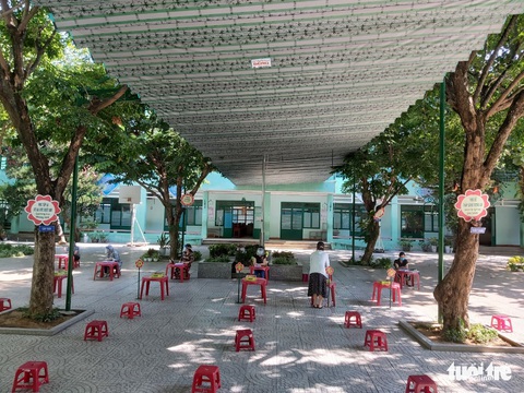 Học sinh tiểu học làm bài kiểm tra cuối năm tại nhà: Phụ huynh như ‘giám thị’ - Ảnh 2. Học sinh tiểu học làm bài kiểm tra cuối năm tại nhà: Phụ huynh như ‘giám thị’ - Ảnh 2.