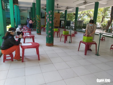 Học sinh tiểu học làm bài kiểm tra cuối năm tại nhà: Phụ huynh như ‘giám thị’ - Ảnh 3. Học sinh tiểu học làm bài kiểm tra cuối năm tại nhà: Phụ huynh như ‘giám thị’ - Ảnh 3.