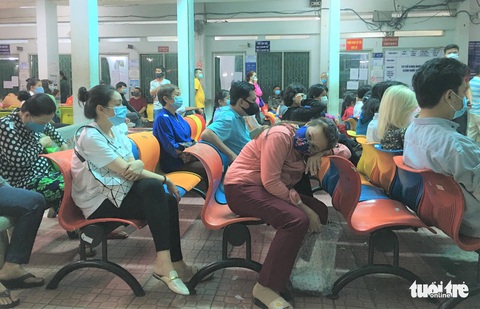 Nắng nóng, dịch COVID-19: Bệnh viện Tâm thần TP.HCM tăng cả ngàn người khám - Ảnh 2. Nắng nóng, dịch COVID-19: Bệnh viện Tâm thần TP.HCM tăng cả ngàn người khám - Ảnh 2.