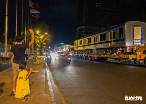 Người dân thức đêm xem vận chuyển tàu metro - Ảnh 3. Người dân thức đêm xem vận chuyển tàu metro - Ảnh 3.