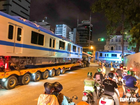 Người dân thức đêm xem vận chuyển tàu metro - Ảnh 8. Người dân thức đêm xem vận chuyển tàu metro - Ảnh 8.