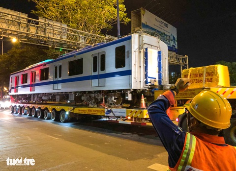 Người dân thức đêm xem vận chuyển tàu metro - Ảnh 13. Người dân thức đêm xem vận chuyển tàu metro - Ảnh 13.