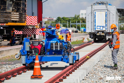 Thêm 3 toa tàu metro số 1 về depot Long Bình để chuẩn bị chạy thử nghiệm - Ảnh 4. Thêm 3 toa tàu metro số 1 về depot Long Bình để chuẩn bị chạy thử nghiệm - Ảnh 4.