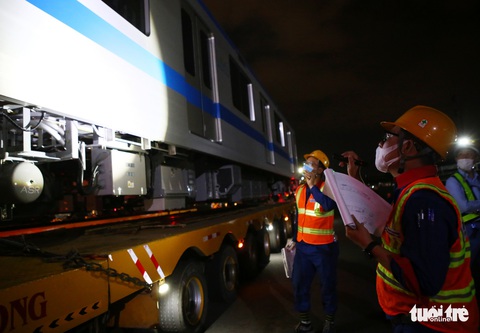 Người dân thức đêm xem vận chuyển tàu metro - Ảnh 5. Người dân thức đêm xem vận chuyển tàu metro - Ảnh 5.