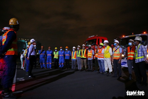Người dân thức đêm xem vận chuyển tàu metro - Ảnh 4. Người dân thức đêm xem vận chuyển tàu metro - Ảnh 4.