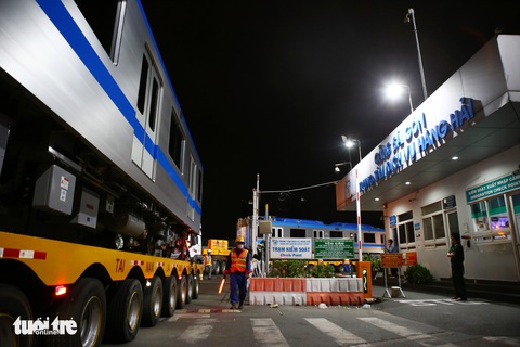 Người dân thức đêm xem vận chuyển tàu metro - Ảnh 6. Người dân thức đêm xem vận chuyển tàu metro - Ảnh 6.