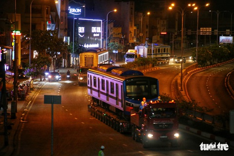 Người dân thức đêm xem vận chuyển tàu metro - Ảnh 9. Người dân thức đêm xem vận chuyển tàu metro - Ảnh 9.