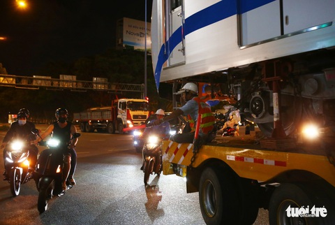 Người dân thức đêm xem vận chuyển tàu metro - Ảnh 10. Người dân thức đêm xem vận chuyển tàu metro - Ảnh 10.