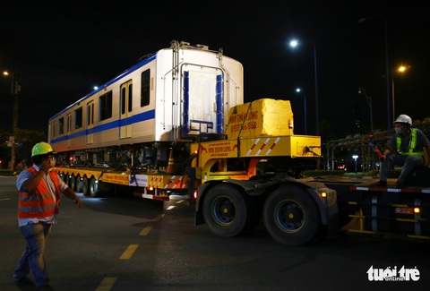 Người dân thức đêm xem vận chuyển tàu metro - Ảnh 7. Người dân thức đêm xem vận chuyển tàu metro - Ảnh 7.