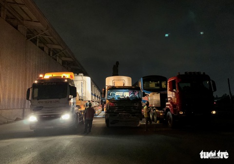 Người dân thức đêm xem vận chuyển tàu metro - Ảnh 15. Người dân thức đêm xem vận chuyển tàu metro - Ảnh 15.