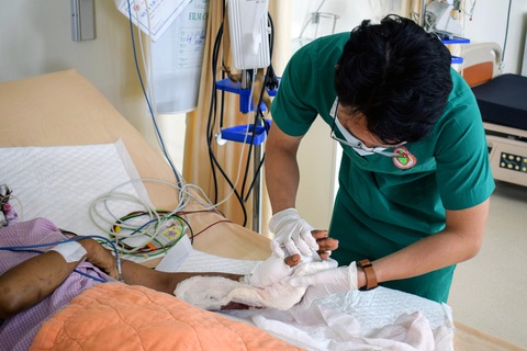 Vi phẫu suốt 6 tiếng nối lại cổ tay bị đứt gần lìa - Ảnh 1. Vi phẫu suốt 6 tiếng nối lại cổ tay bị đứt gần lìa - Ảnh 1.