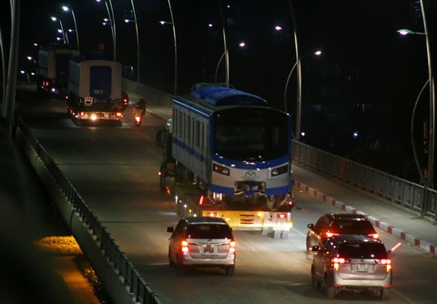 Người dân thức đêm xem vận chuyển tàu metro - Ảnh 11. Người dân thức đêm xem vận chuyển tàu metro - Ảnh 11.