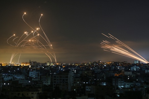 Video lá chắn Vòm Sắt của Israel đánh chặn rocket từ Dải Gaza - Ảnh 4. Video lá chắn Vòm Sắt của Israel đánh chặn rocket từ Dải Gaza - Ảnh 4.
