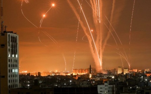 Video lá chắn Vòm Sắt của Israel đánh chặn rocket từ Dải Gaza - Ảnh 3. Video lá chắn Vòm Sắt của Israel đánh chặn rocket từ Dải Gaza - Ảnh 3.