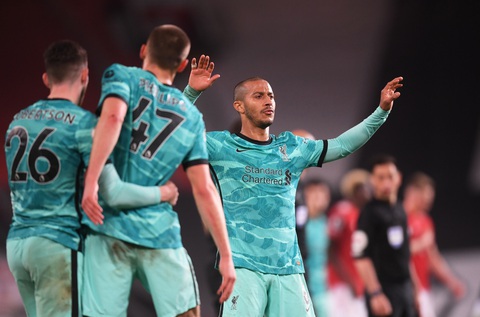 Ngược dòng trước Man Utd tại Old Trafford, Liverpool tiến sát top 4 - Ảnh 1. Ngược dòng trước Man Utd tại Old Trafford, Liverpool tiến sát top 4 - Ảnh 1.