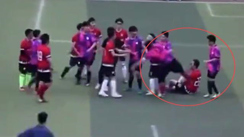 Cầu thủ Trung Quốc phạm lỗi thô bạo, giẫm lên đối thủ, tát một cầu thủ khác - Ảnh 4. Cầu thủ Trung Quốc phạm lỗi thô bạo, giẫm lên đối thủ, tát một cầu thủ khác - Ảnh 4.