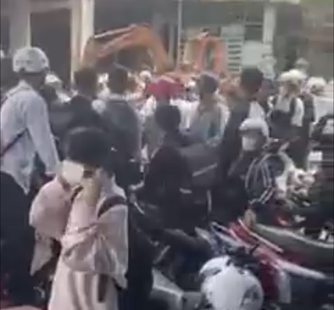 Học sinh dùng mũ bảo hiểm đánh nhau, bạn bè không can ngăn mà reo hò, cổ vũ - Ảnh 1. Học sinh dùng mũ bảo hiểm đánh nhau, bạn bè không can ngăn mà reo hò, cổ vũ - Ảnh 1.