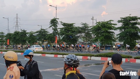 CSGT đau đầu khi người lái xe đạp đi vào đường cấm vác xe bỏ chạy - Ảnh 4. CSGT đau đầu khi người lái xe đạp đi vào đường cấm vác xe bỏ chạy - Ảnh 4.