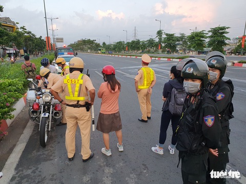 CSGT đau đầu khi người lái xe đạp đi vào đường cấm vác xe bỏ chạy - Ảnh 6. CSGT đau đầu khi người lái xe đạp đi vào đường cấm vác xe bỏ chạy - Ảnh 6.