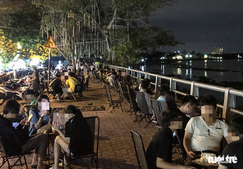 Chủ tịch quận Bình Thạnh: Chủ hàng quán thiếu ý thức, đoàn kiểm tra vừa đi lại đông nghẹt người - Ảnh 1. Chủ tịch quận Bình Thạnh: Chủ hàng quán thiếu ý thức, đoàn kiểm tra vừa đi lại đông nghẹt người - Ảnh 1.