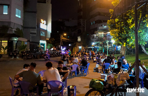 TP.HCM: Hàng quán đông đúc bất chấp lệnh cấm tụ tập đông người - Ảnh 3. TP.HCM: Hàng quán đông đúc bất chấp lệnh cấm tụ tập đông người - Ảnh 3.