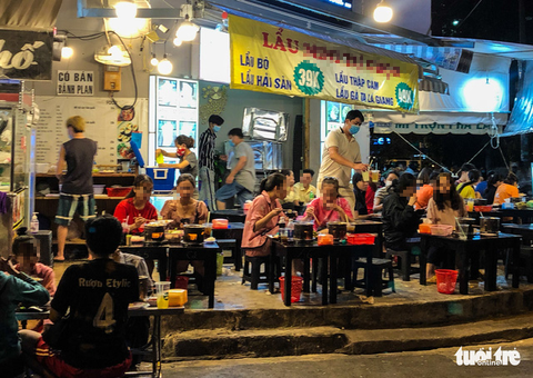 TP.HCM: Hàng quán đông đúc bất chấp lệnh cấm tụ tập đông người - Ảnh 8. TP.HCM: Hàng quán đông đúc bất chấp lệnh cấm tụ tập đông người - Ảnh 8.
