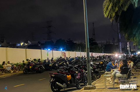 TP.HCM: Hàng quán đông đúc bất chấp lệnh cấm tụ tập đông người - Ảnh 10. TP.HCM: Hàng quán đông đúc bất chấp lệnh cấm tụ tập đông người - Ảnh 10.