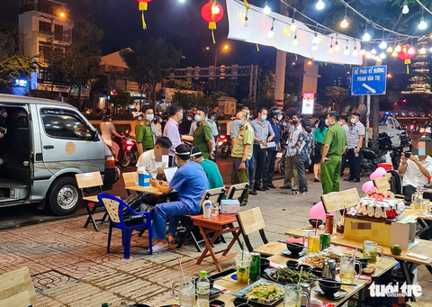 Chủ tịch quận Bình Thạnh: Chủ hàng quán thiếu ý thức, đoàn kiểm tra vừa đi lại đông nghẹt người - Ảnh 2. Chủ tịch quận Bình Thạnh: Chủ hàng quán thiếu ý thức, đoàn kiểm tra vừa đi lại đông nghẹt người - Ảnh 2.