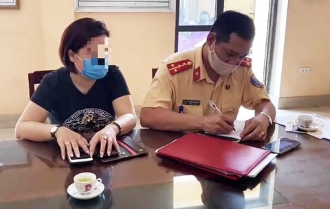 Phạt nặng nữ tài xế lùi xe trên cao tốc - Ảnh 1. Phạt nặng nữ tài xế lùi xe trên cao tốc - Ảnh 1.