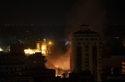 Tan hoang sau những cuộc không kích giữa Israel - Hamas - Ảnh 2. Tan hoang sau những cuộc không kích giữa Israel - Hamas - Ảnh 2.