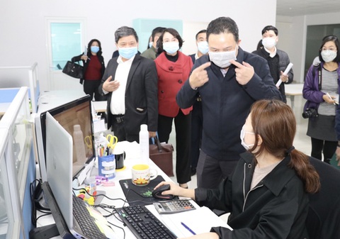 Công điện khẩn của bộ trưởng: Trục xuất lao động làm tại Việt Nam không phép - Ảnh 1. Công điện khẩn của bộ trưởng: Trục xuất lao động làm tại Việt Nam không phép - Ảnh 1.