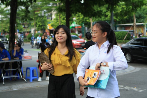 Hà Nội: Học sinh trong khu cách ly sẽ được đặc cách tuyển vào lớp 10 - Ảnh 1. Hà Nội: Học sinh trong khu cách ly sẽ được đặc cách tuyển vào lớp 10 - Ảnh 1.