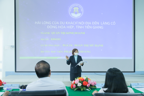 Người phụ nữ 71 tuổi 4 năm đi xe buýt từ Tiền Giang lên TP.HCM học thạc sĩ - Ảnh 1. Người phụ nữ 71 tuổi 4 năm đi xe buýt từ Tiền Giang lên TP.HCM học thạc sĩ - Ảnh 1.