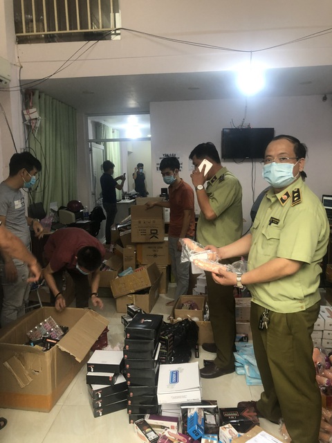 Đột kích kho chứa, tạm giữ hàng chục nghìn dụng cụ hỗ trợ tình dục - Ảnh 2. Đột kích kho chứa, tạm giữ hàng chục nghìn dụng cụ hỗ trợ tình dục - Ảnh 2.
