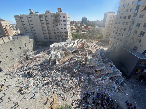 Tên lửa Israel san phẳng tòa nhà có truyền thông quốc tế - Ảnh 1. Tên lửa Israel san phẳng tòa nhà có truyền thông quốc tế - Ảnh 1.