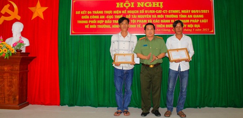 Khen thưởng hai người dân tố giác nhập cảnh trái phép - Ảnh 1. Khen thưởng hai người dân tố giác nhập cảnh trái phép - Ảnh 1.