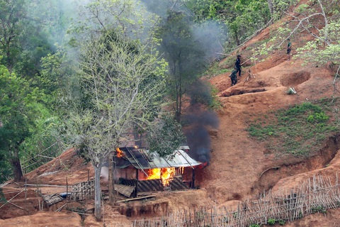 Quân đội Myanmar tấn công phiến quân, 20 ngàn dân mắc kẹt trong lửa đạn - Ảnh 1. Quân đội Myanmar tấn công phiến quân, 20 ngàn dân mắc kẹt trong lửa đạn - Ảnh 1.