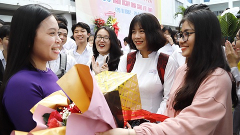 Hãy nhìn cách đối xử với người thầy - Ảnh 1. Hãy nhìn cách đối xử với người thầy - Ảnh 1.
